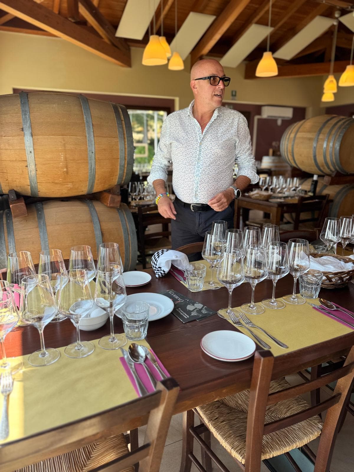 Roberto în cramă, lângă butoaiele de stejar, la masa pregătită pentru o degustare